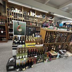 La West Liquor - Displays of wine