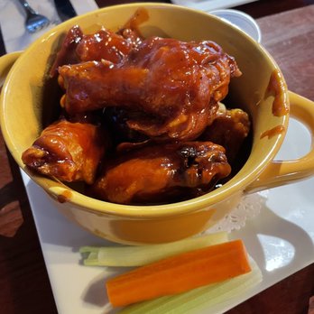 Wellington's Grill - Wings, medium - a mix of hot & sweet, cooked perfectly, they were delish! - American Near Me - Harrison, New York