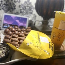 Chocolate Bubble waffle & Mango green tea w/ Taro boba.