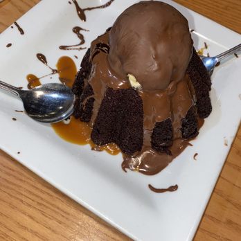 Chili's - Molten Chocolate Cake - Bars Near Me - Yukon, Oklahoma