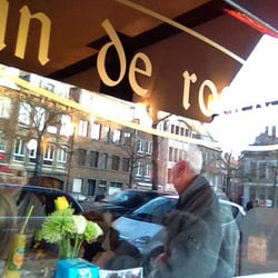 Gezellig momentje op het terras van 'in de roscam'.  Wijntje erbij.. Top!