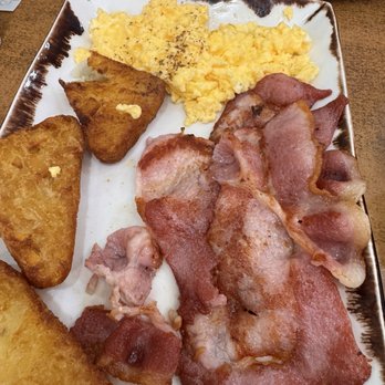 The Corner Cafe - Bacon and eggs w/ hash browns - British Near Me - London, XGL
