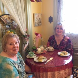 Shady Gables - Sitting in our own cozy nook, we enjoy the quiche and chicken salad croissant sandwich.
