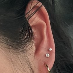Claire's Accessories - Three lobes