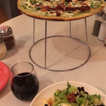 Palisades Eatery - Goat cheese pizza (gluten free crust and pesto sauce) - Napa Valley salad - Pizza Near Me - Calistoga, California
