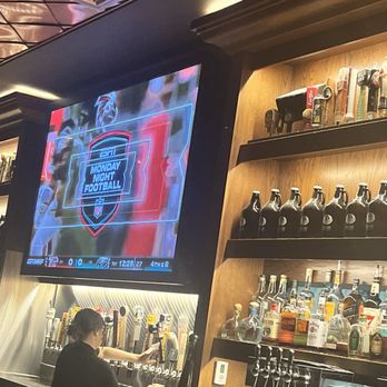 Old Town Pour House - American Near Me - Oak Brook, Illinois