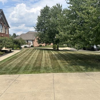Ray Bros Landscaping - a freshly mowed lawn - Landscaping Near Me Ray Bros Landscaping - a freshly mowed lawn - Landscaping Near Me