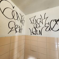 Snow White Laundromat - Latin Kings hangout!!! Use caution  Gang Activities