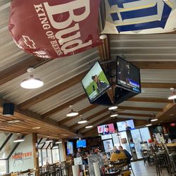Hooters - Dining area
