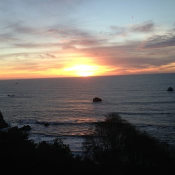 Turtle Rocks Oceanfront Inn - Amazing sunset from the Turtle Rock Oceanfront Inn. - Hotels Near Me - Trinidad, California