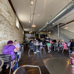 Huvar's Artisan Market - Restaurant Ambiance