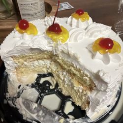 Panaderia Y Dulceria Tus Amigos - Extremely delicious cake! Highly recommended