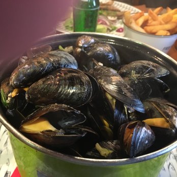 Apero Fish Palace - Mosselen witte wijn (mussels in white wine sauce) with a side of fries (love the seasoned  mayonnaise) - Seafood Near Me - Oostende, VWV