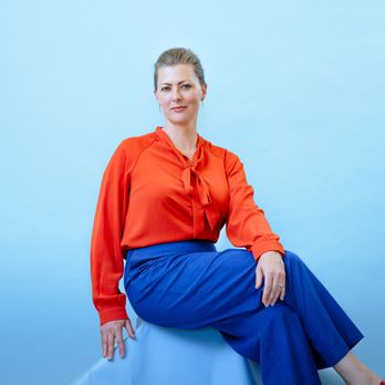 Edenitsa Photography - LinkedIn profile of a Startup Advisor in color, an art portrait - Session Photography Near Me Edenitsa Photography - LinkedIn profile of a Startup Advisor in color, an art portrait - Session Photography Near Me
