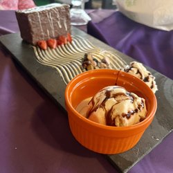 Maizul - Chocolate cake with vanilla ice cream