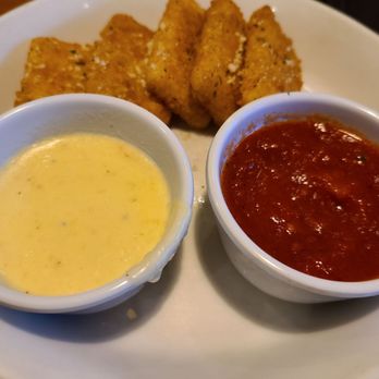 Olive Garden Italian Restaurant - Mozzarella Bites with Alfredo Sauce and Marinara - Italian Near Me - Lancaster, Ohio Olive Garden Italian Restaurant - Mozzarella Bites with Alfredo Sauce and Marinara - Italian Near Me - Lancaster, Ohio