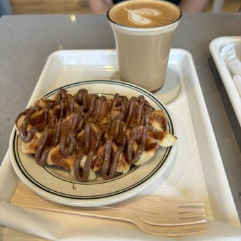 Dessert Fox - Nutella croffle - Desserts Near Me - Toronto, Ontario