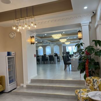 H Nail Bar - Beautiful and spacious waiting area - Nail Salons Near Me - Plainview, New York