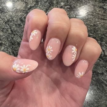 Serenity Nails & Spa - Daisy nail art - Nail Salons Near Me - San Clemente, California