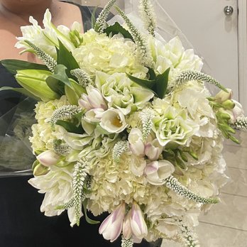Safeway - a woman holding a bouquet of flowers - Grocery Near Me - Manteca, California