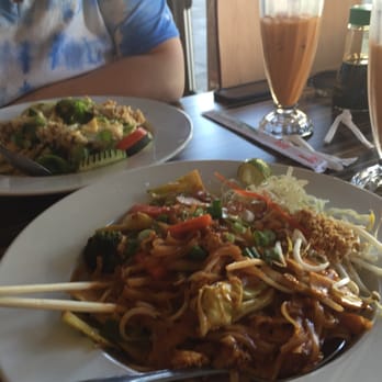 Thai Boom - Vegetable pad Thai with Thai Icetea - Thai Near Me - Beverly Hills, California Thai Boom - Vegetable pad Thai with Thai Icetea - Thai Near Me - Beverly Hills, California