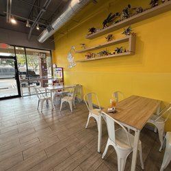Happy Lemon - Seating area