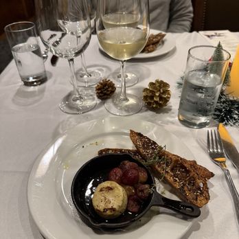 Creekside Restaurant - grilled brie, za'atar sourdough crostini, roasted grapes - American Near Me - Forks, Washington