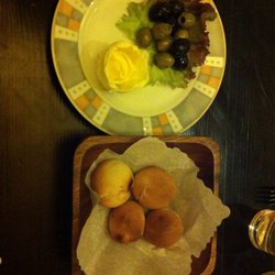 Gruß aus der Küche: Butter Rose mit Oliven und Brot
