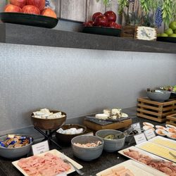 Courtyard by Marriott Munich City Center - Meats and cheeses