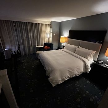 Renaissance Arlington Capital View Hotel - Bedroom - Hotels Near Me - Arlington, Virginia