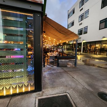 Moku Kitchen - Cocktail Bars Near Me - Honolulu, Hawaii
