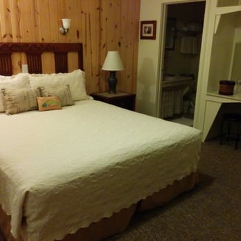 Indian Creek Lodge - Single queen room. - Hotels Near Me - Douglas City, California Indian Creek Lodge - Single queen room. - Hotels Near Me - Douglas City, California
