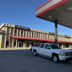 Newell Station - There were no groceries, no ice, I was not brave enough to try restaurant. BUT there is a motel with rooms for staff!