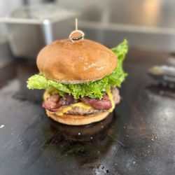 Ellys Hot Dogs - Brleef bacon cheeseburger