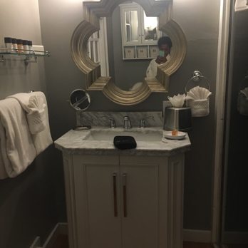 Balance Rock Inn - Bathroom in second bedroom we were given. - Hotels Near Me - Bar Harbor, Maine