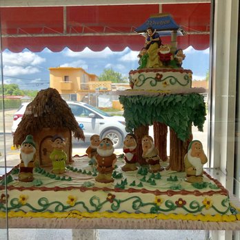 Vicky Bakery - Special Order: Snow White & Seven dwarves cake - Bakeries Near Me - Hialeah, Florida