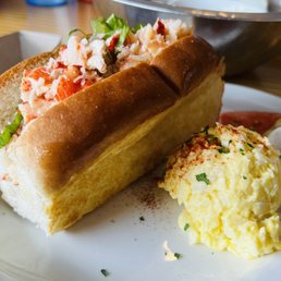 Lobster roll (CAD $27.99) Lobster roll (CAD $27.99)