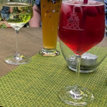 Weinstube Korkenzieher - Frankensilvaner für Dagi, kleines Hefeweizen, Himbeersecco für mich - Wine Bars Near Me - Schweinfurt, BY