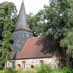Dorfkirche Wittenau - Die Südseite der Dorfkirche Wittenau vormittags.