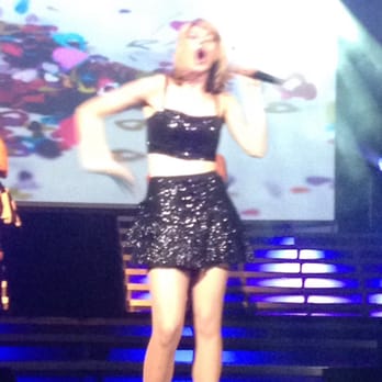 Legends In Concert - Taylor Swift singing Never Ever Getting Back Again!  Love it! - Performing Arts Near Me - Branson, Missouri