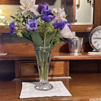 Garden Wall Inn - Fresh flowers in the room. - Hotels Near Me - Whitefish, Montana Garden Wall Inn - Fresh flowers in the room. - Hotels Near Me - Whitefish, Montana