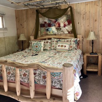 Dripping Springs Resort - Queen size bed - Resorts Near Me - Estes Park, Colorado Dripping Springs Resort - Queen size bed - Resorts Near Me - Estes Park, Colorado