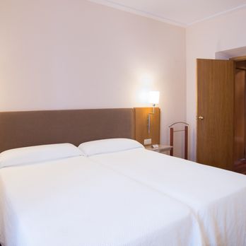Hotel  Inglaterra - Habitación Triple - Hotels Near Me - Granada, GR