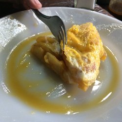 La Estancia - Tortilla de papa y cebolla babé, excelente.