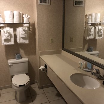 Hampton Inn & Suites Springfield - Bathroom - Hotels Near Me - Springfield, Missouri Hampton Inn & Suites Springfield - Bathroom - Hotels Near Me - Springfield, Missouri