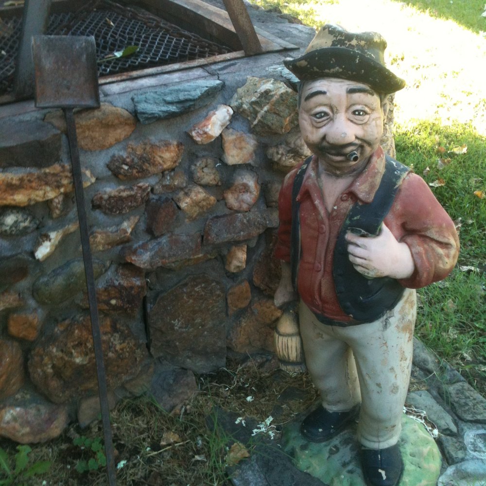Country Squire Motel - Little man protecting the grill. - Hotels Near Me - Jackson, California