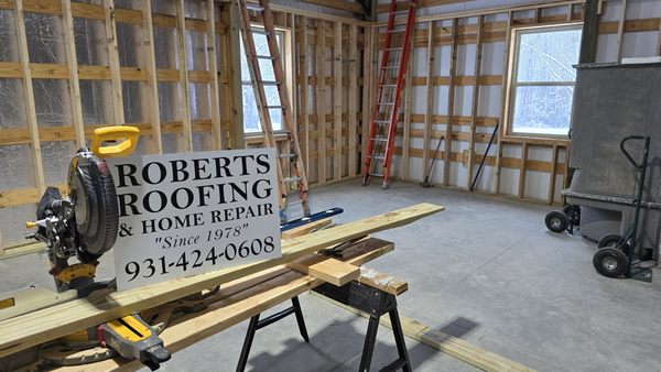 Roberts Roofing & Home Repair Logo