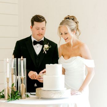 The Venue at Murphy Lane - Cutting the wedding cake - Venues & Event Spaces Near Me - Newnan, Georgia The Venue at Murphy Lane - Cutting the wedding cake - Venues & Event Spaces Near Me - Newnan, Georgia