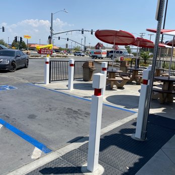 In-N-Out Burger - ows a parking lot with tables and umbrellas - Fast Food Near Me - Hesperia, California In-N-Out Burger - ows a parking lot with tables and umbrellas - Fast Food Near Me - Hesperia, California