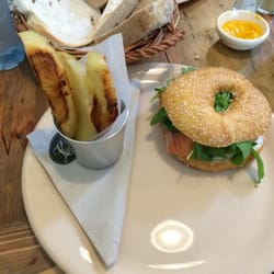 Le Blé - Baguel de Salmón con papas rústicas.